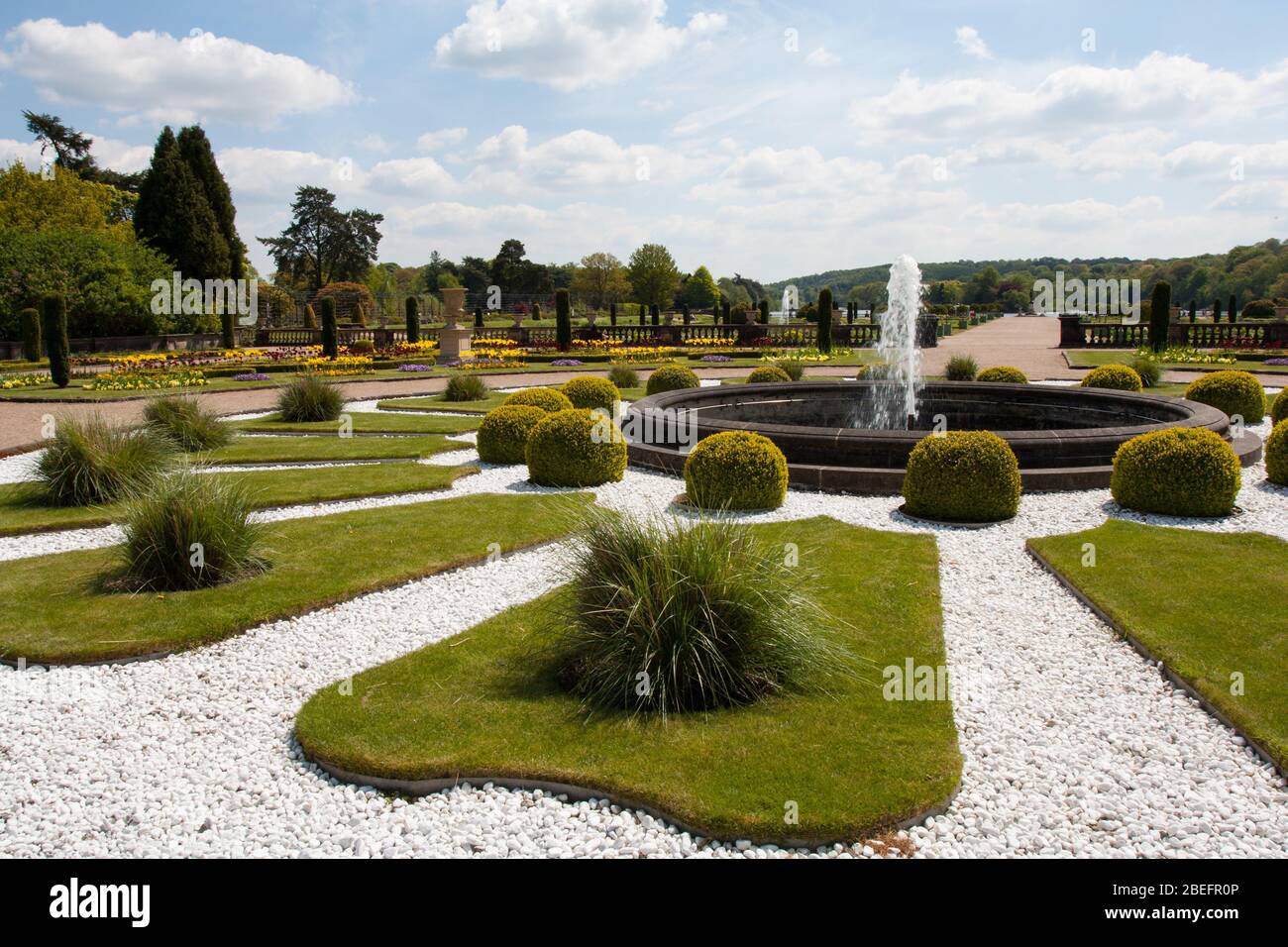 Una vista dei giardini premiati e formali ai Trentham Gardens, Stoke on Trent, Staffordshire, Inghilterra Foto Stock
