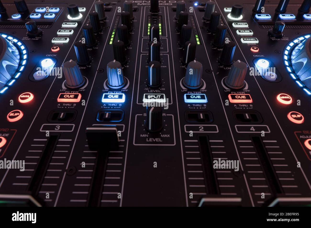Vista dall'alto di un DJ Controller illuminato Foto Stock