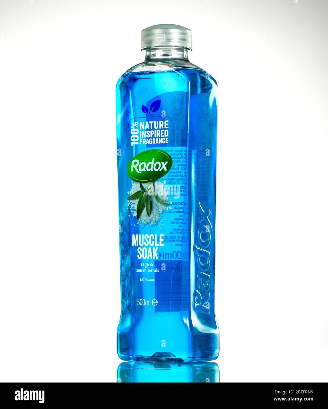 Radox muscolo Soak bottiglia studio girato su uno sfondo bianco con riflessione. Foto Stock