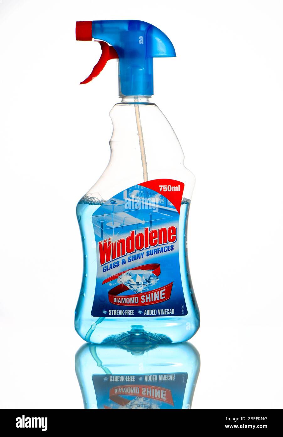 Bottiglia per il detergente per finestre in Windolene fotografata in studio su sfondo bianco con riflessione. Foto Stock
