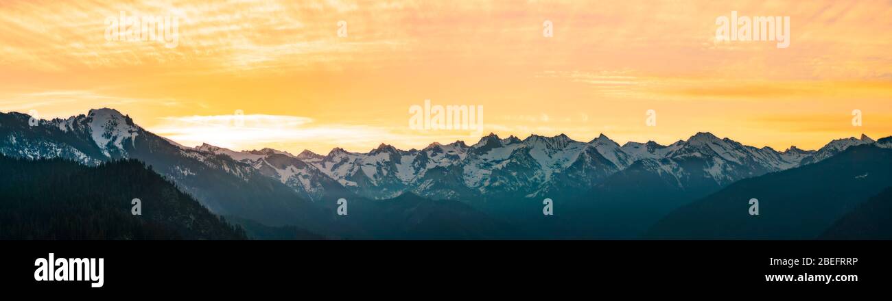 Panorama delle vette del Monte al tramonto. Foto Stock