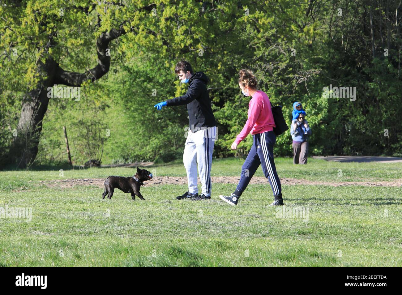 Persone fuori esercitarsi in un fresco ma soleggiato Lunedi di Pasqua su Parliament Hill nel blocco coronavirus, a nord di Londra, Regno Unito Foto Stock