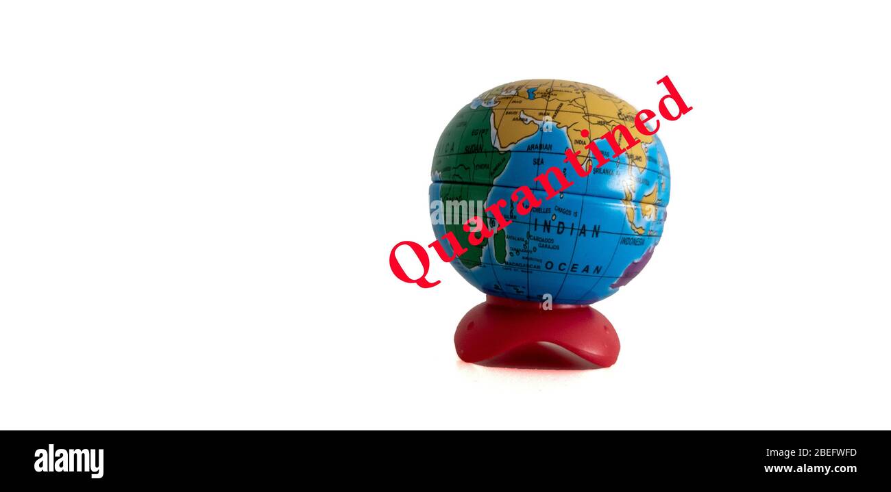 Sfera di terra in miniatura con il testo Quarantine scritto in rosso per indicare COVID-19 emergenza, Svezia Foto Stock