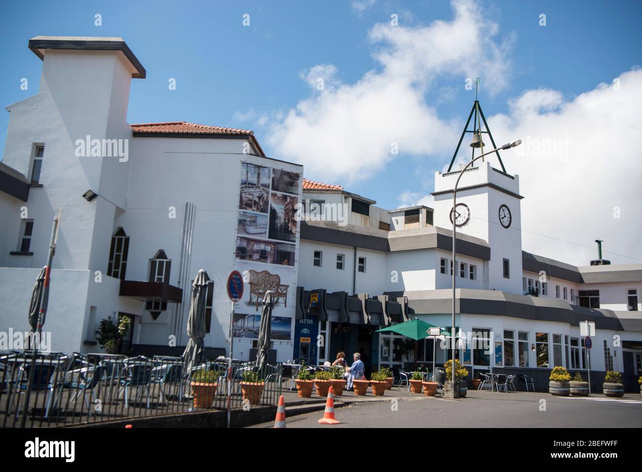 Il Cafe Relogio ad Shop di AREMA nella città di Camacha nella parte orientale di Madeira sull'isola di Madeira del Portogallo. Portogallo, Madera, aprile 2018 Foto Stock