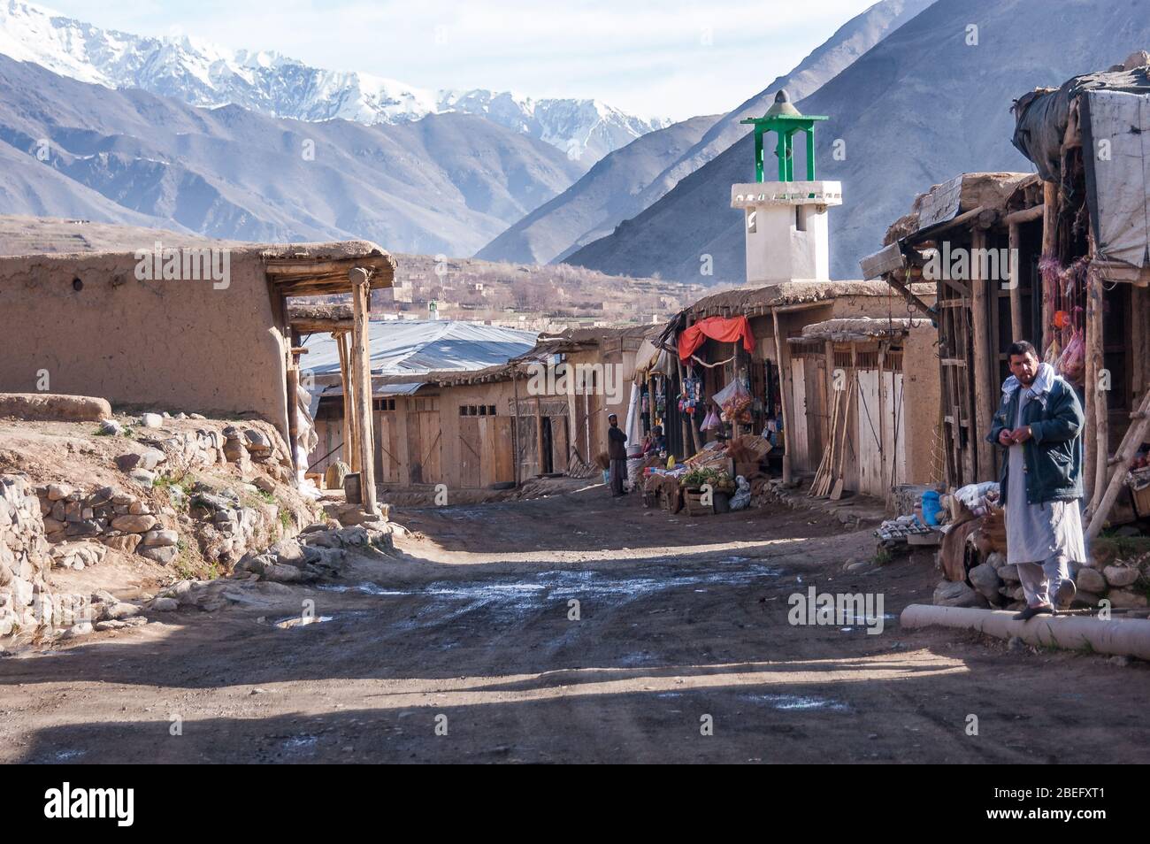 Panjshir Valley, Afghanistan - 2004 marzo: Strada e villaggio nella valle Panjshir Foto Stock