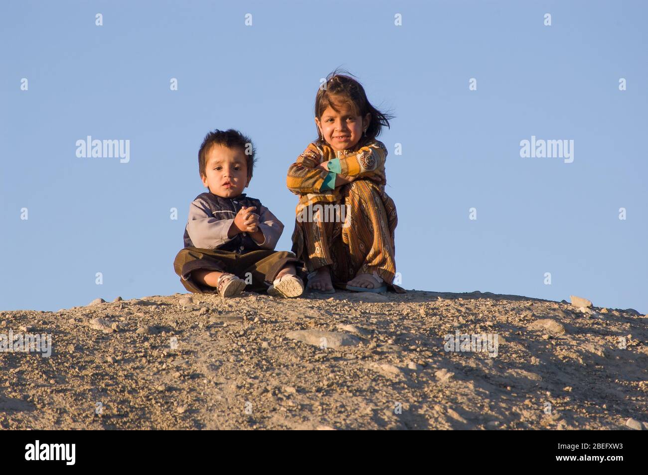 Kabul, Afghanistan - 2004 maggio: I bambini siedono su una collina Foto Stock