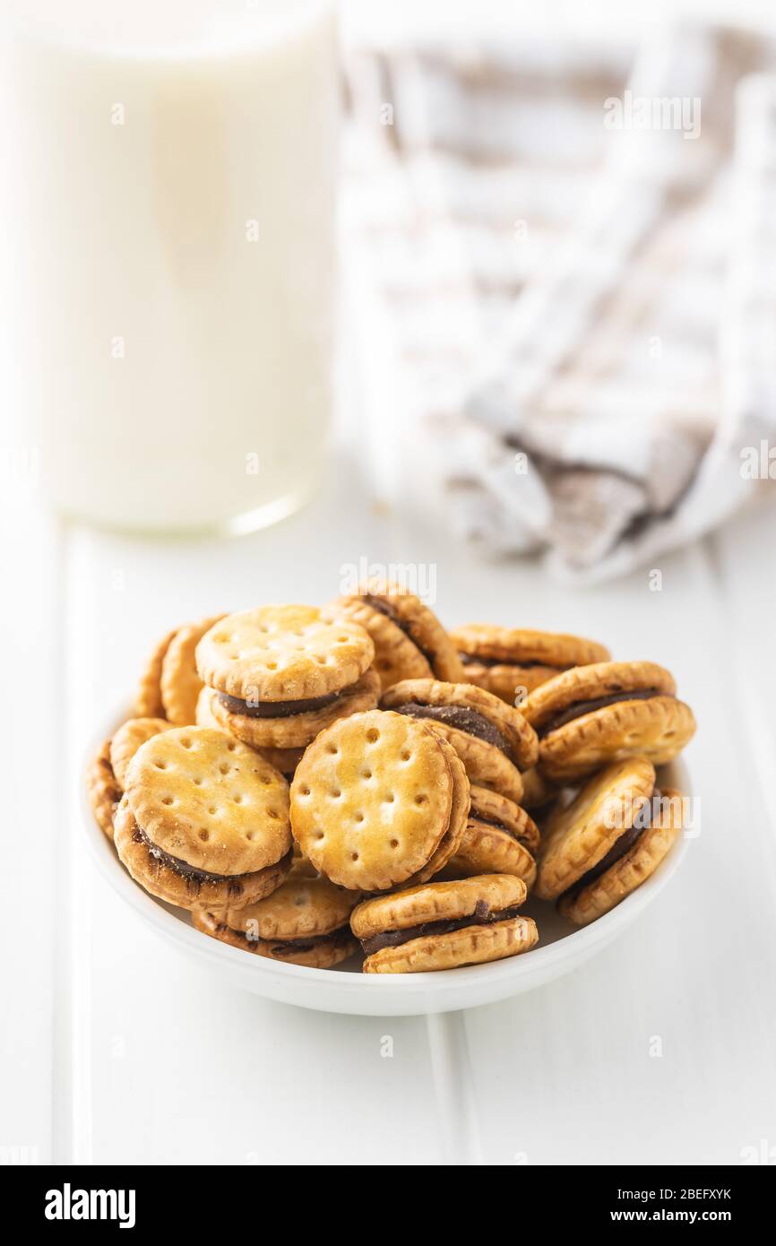 Mini biscotti panna sandwich in ciotola su tavolo bianco. Foto Stock