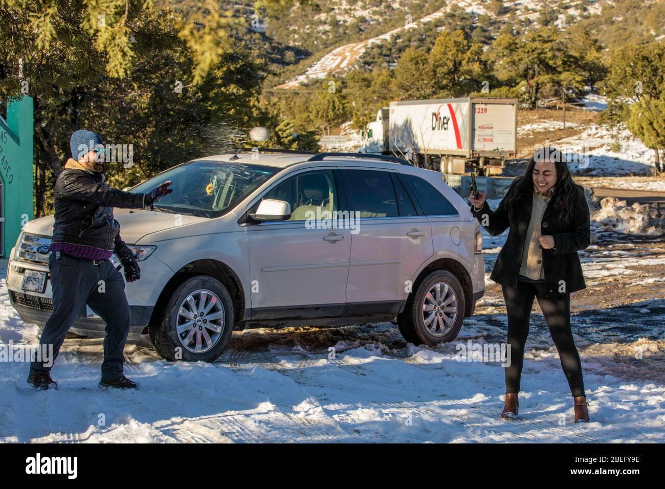 giocare con palle di neve, lanciare palle di neve, giugando con bolas de nieve, lazando bolas de nieve, paesaggi di neve con cielo limpido. Inverno a Cananea, sonora, Messico. Neve sulle montagne la Mariquita e Sierra Elenita. 2020. (Foto di: GerardoLopez / NortePhoto.com)..... paisajes de la nieve con cielo despejado. Invierno en Cananea, sonora, Messico. Nieve en la siera la Mariquita y sierra Elenita . 2020. (Photo by: GerardoLopez/NortePhoto.com ) Foto Stock