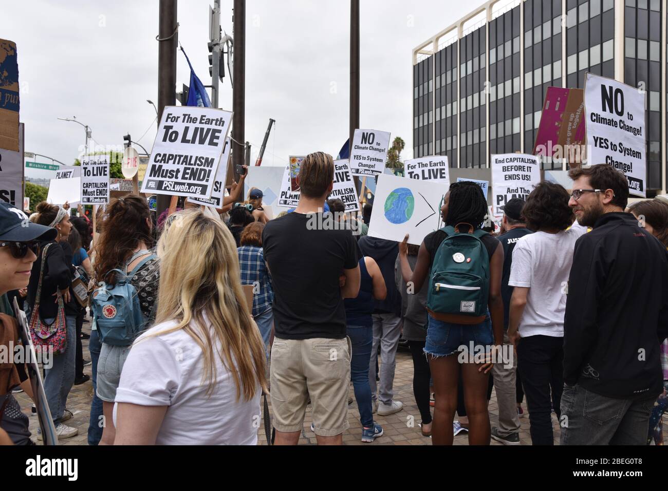 BEVERLY HILLS, CA/USA - 26 SETTEMBRE 2019: Segni anti-capitalismo dominano il rally di sciopero climatico tenuto davanti al Consolato Brazilliano per protestare t Foto Stock