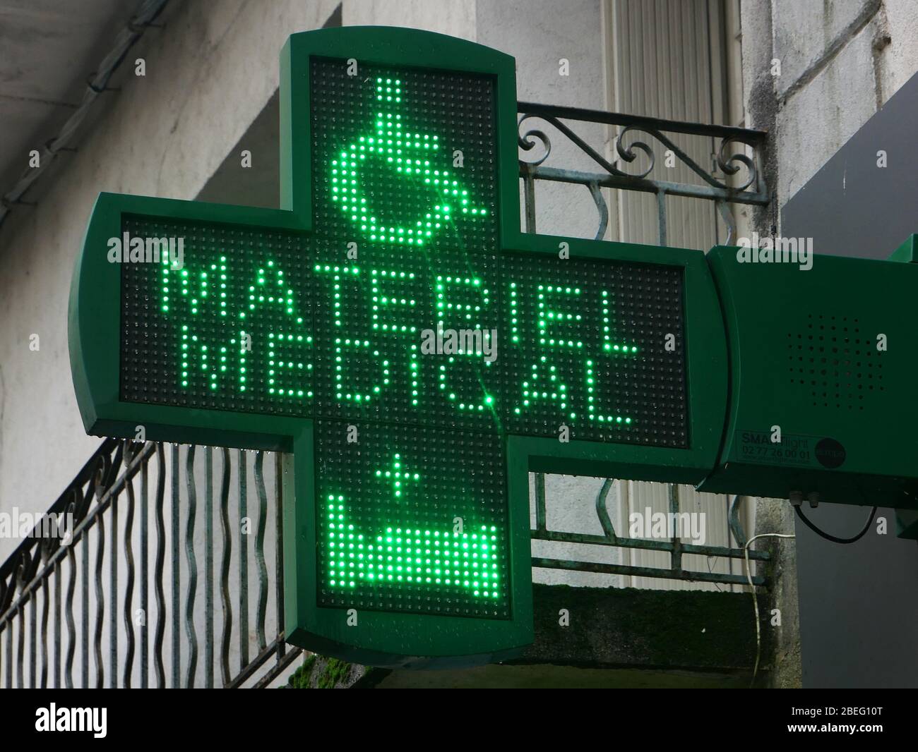 Croce verde francese che indica una farmacia Foto Stock
