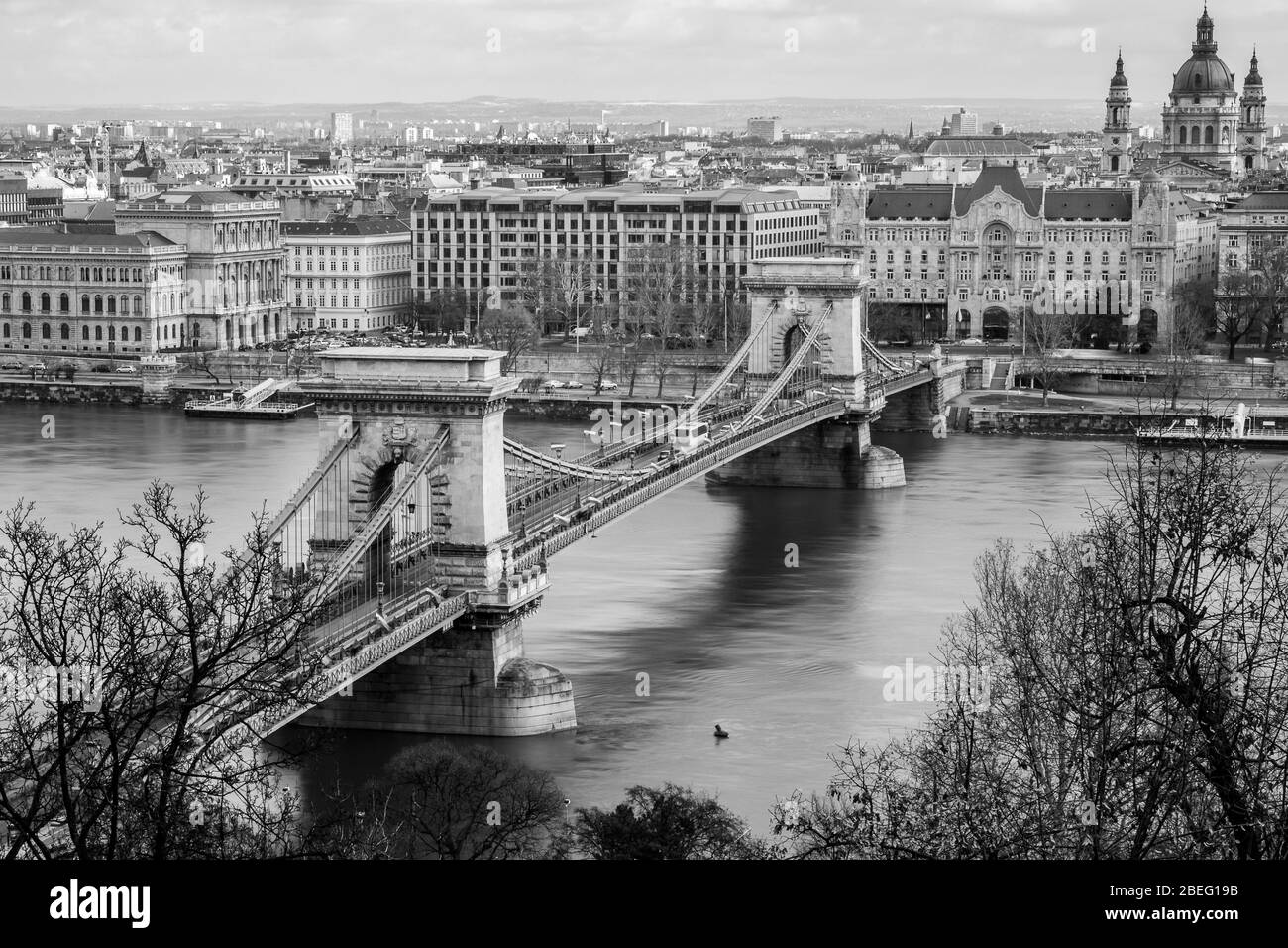 Le bandiere di Ungheria e Slovacchia sono fuori sul Ponte delle catene, Budapest (Ungheria) nel febbraio 2013 per dare il benvenuto alla presidente della Slovacchia nella città. Foto Stock