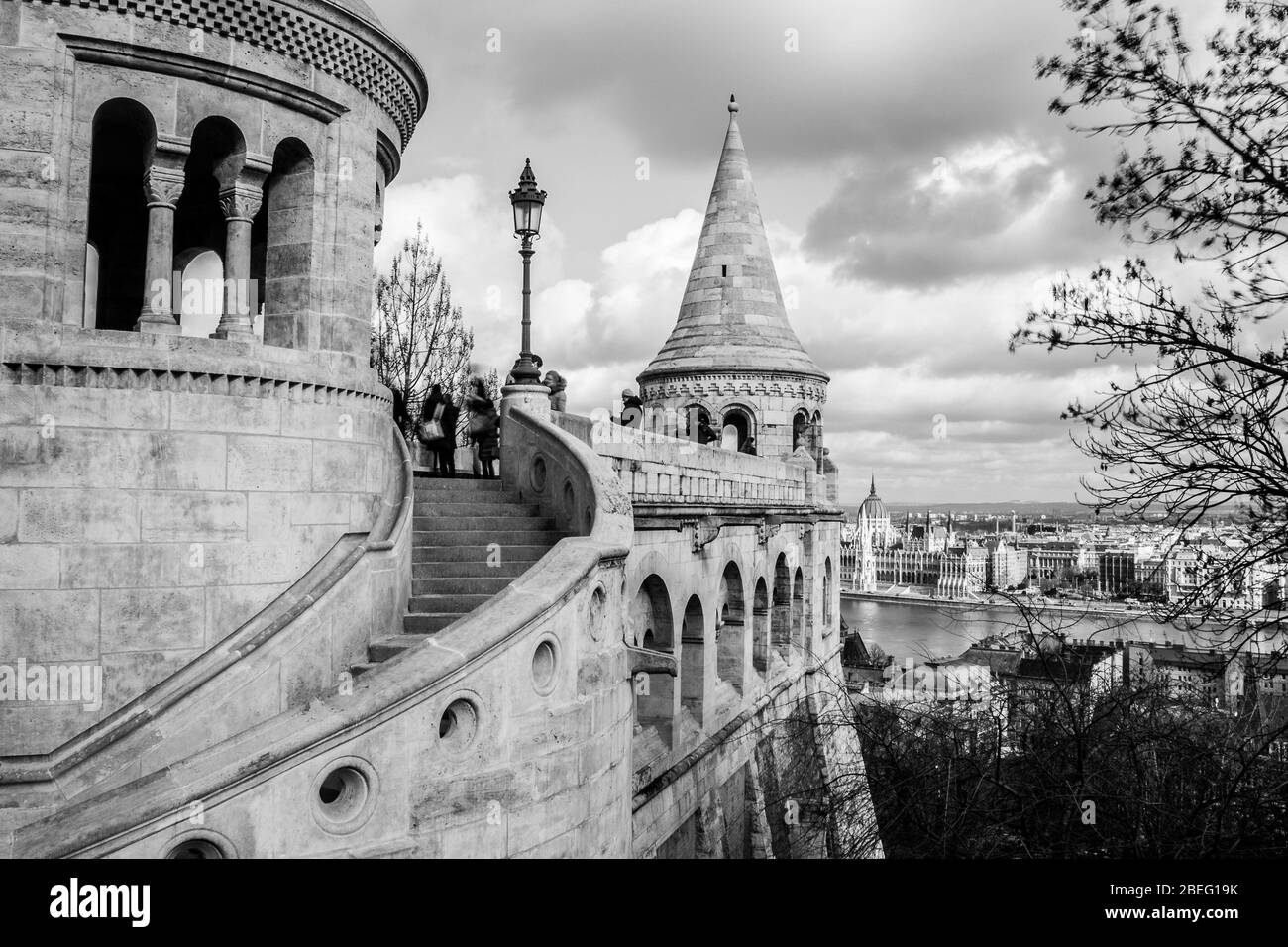 Scalini portano a una delle torri del Bastione dei pescatori, Budapest (Ungheria) nel febbraio 2013. Foto Stock