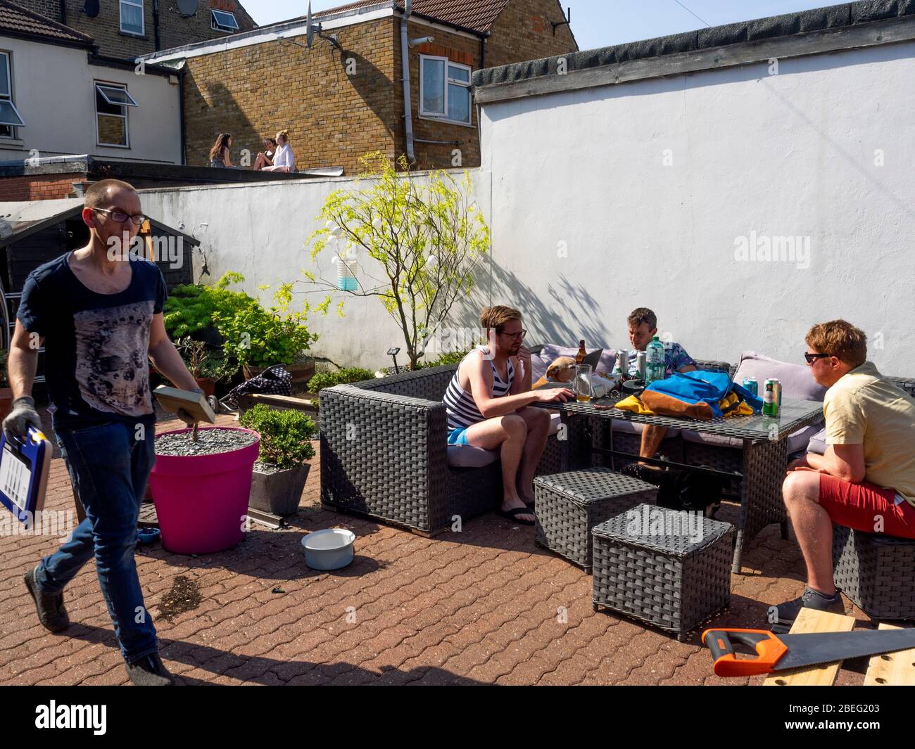 Londra. Leyton. REGNO UNITO. Il 10 aprile 2020. Persone che trascorrono tempo e godendosi le giornate di sole a casa durante il Quarantine Covid-19. Foto Stock