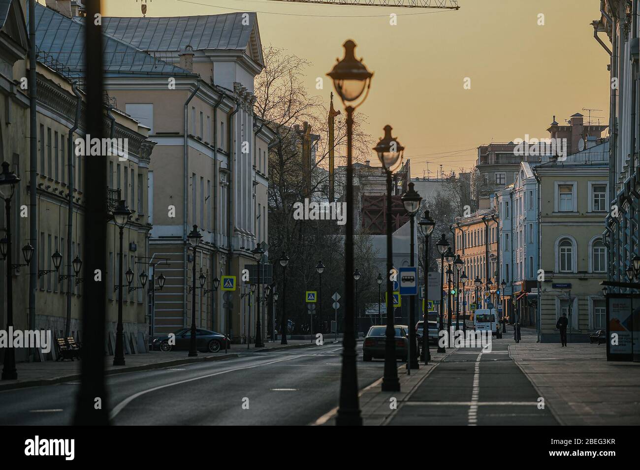 Mosca, Russia. 13 Aprile 2020. Una strada quasi vuota è vista a Mosca, Russia, il 13 aprile 2020. La Russia ha registrato un totale di 18,328 casi di COVID-19 a partire da lunedì, con il numero di infetti che aumenta di un nuovo record giornaliero di 2,558, e il numero di morti che raggiunge 148. Credit: Evgeny Sinitsyn/Xinhua/Alamy Live News Foto Stock