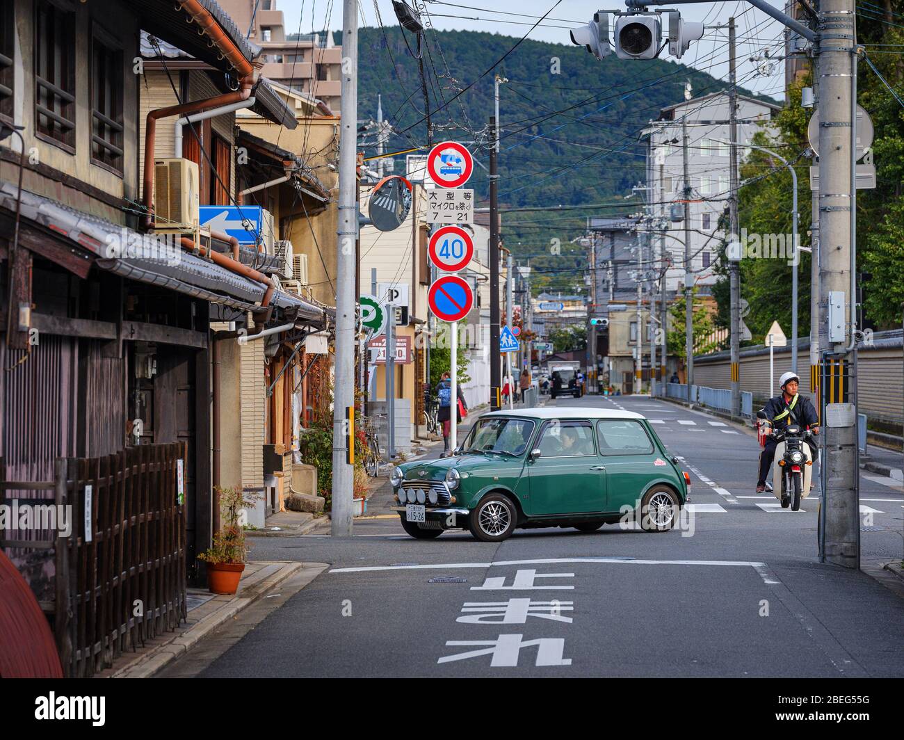 Tradizionale vecchia strada giapponese a kyoto giappone Foto Stock