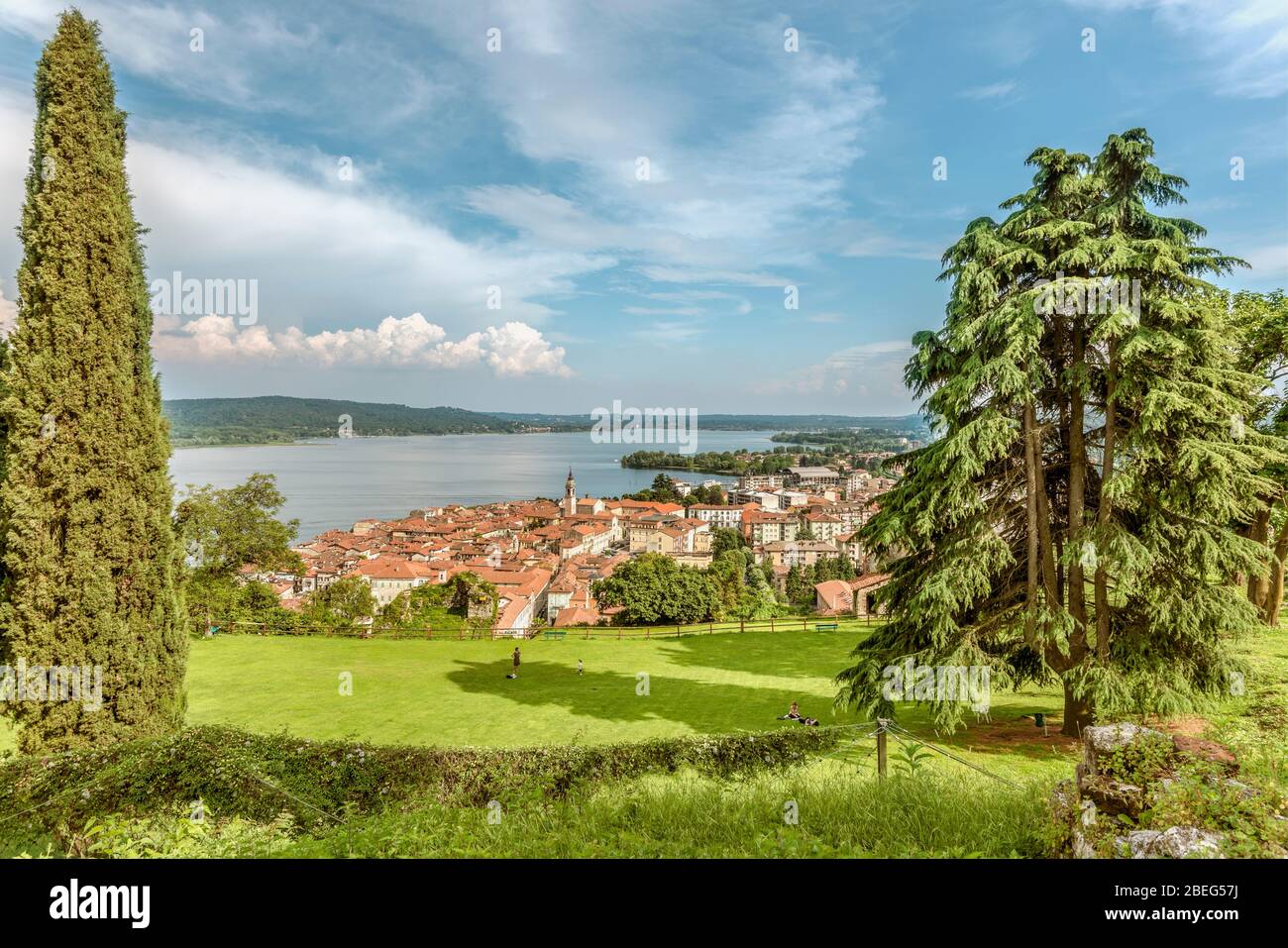 Vista dal Parco della Rocca Borromea attraverso Arona e Lago maggiore, Lombardia, Italia Foto Stock