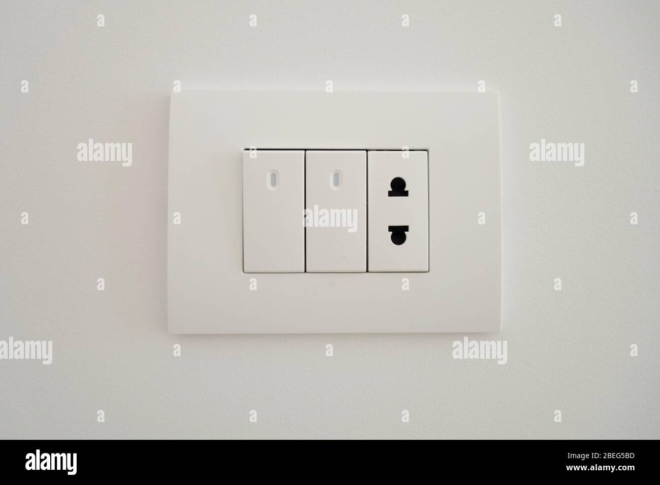 Interruttore on-off di colore bianco con illuminazione a LED combinato con il connettore femmina standard USA. Foto Stock