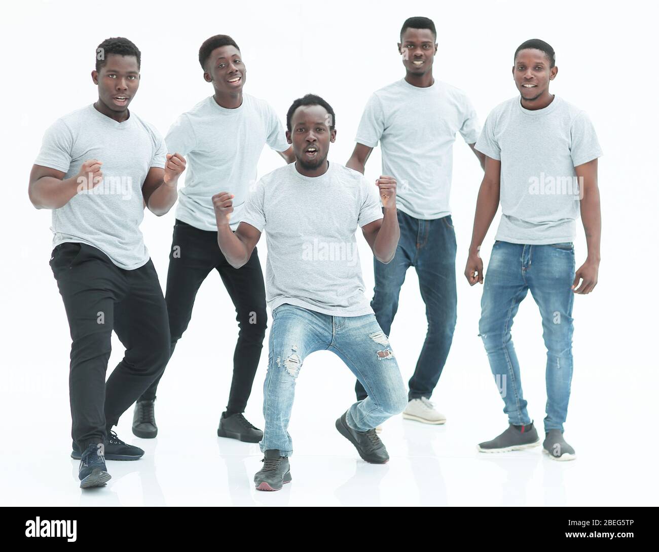 In piena crescita. team di certi ragazzi stando in piedi con le mani in alto Foto Stock