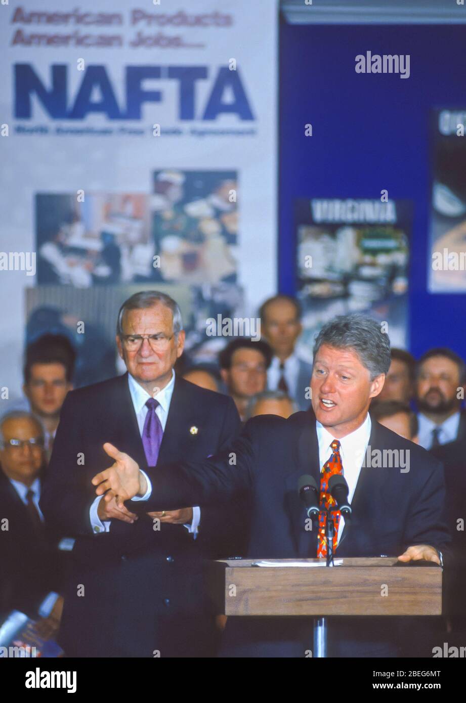 WASHINGTON, DC, USA, 20 OTTOBRE 1993: Il Presidente Bill Clinton parla durante la Giornata del NAFTA alla Casa Bianca. Lee Iacoca a sinistra. Foto Stock