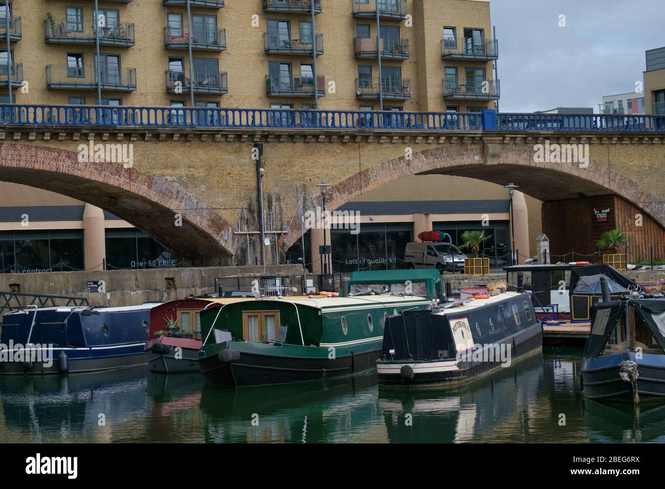 Ormeggiate barche a Limehouse Basin Marina con edifici residenziali e ponte DLR sullo sfondo. Tower Hamlets, Londra Est, Regno Unito Foto Stock