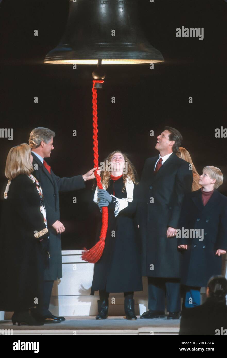 WASHINGTON, DC, USA - 17 GENNAIO 1993: Inaugurazione del Presidente Bill Clinton. Clinton e Gore famiglie, come Chelsea Clinton anelli replica di Liberty Bell. Foto Stock