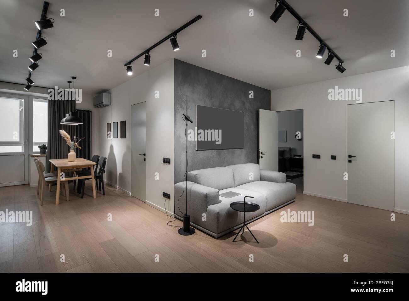 Interno di un moderno appartamento illuminato con zona cucina Foto Stock