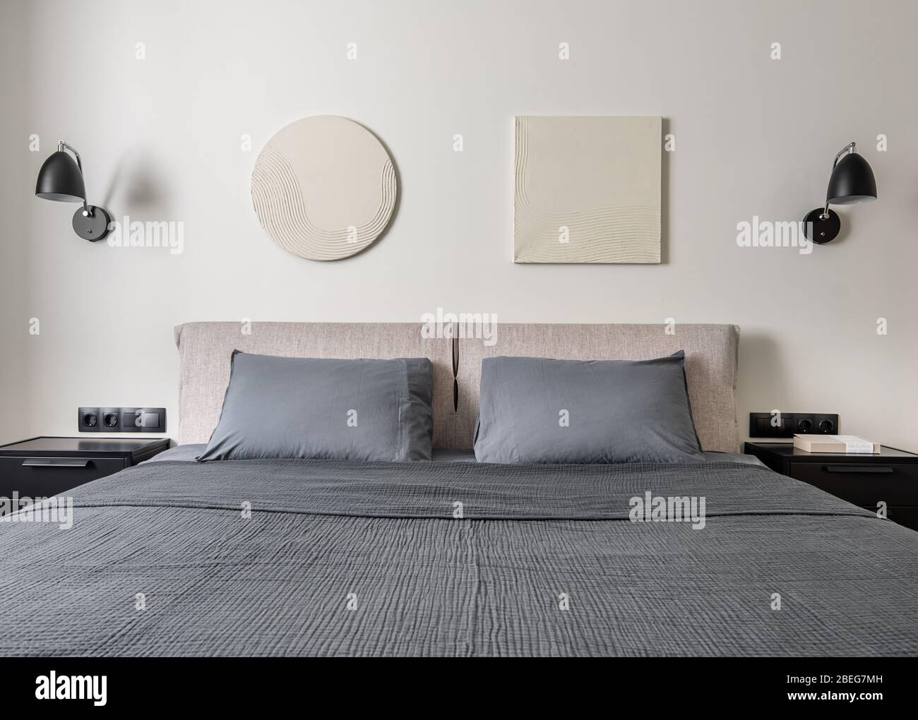 Interno di una camera da letto moderna con pareti chiare Foto Stock