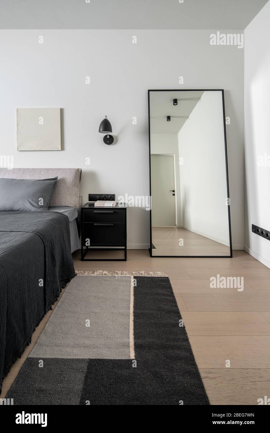 Interno di una camera da letto moderna con pareti chiare Foto Stock