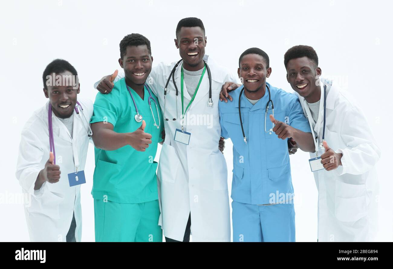 Sorridente stagisti medici dando pollice in alto isolato su bianco Foto Stock