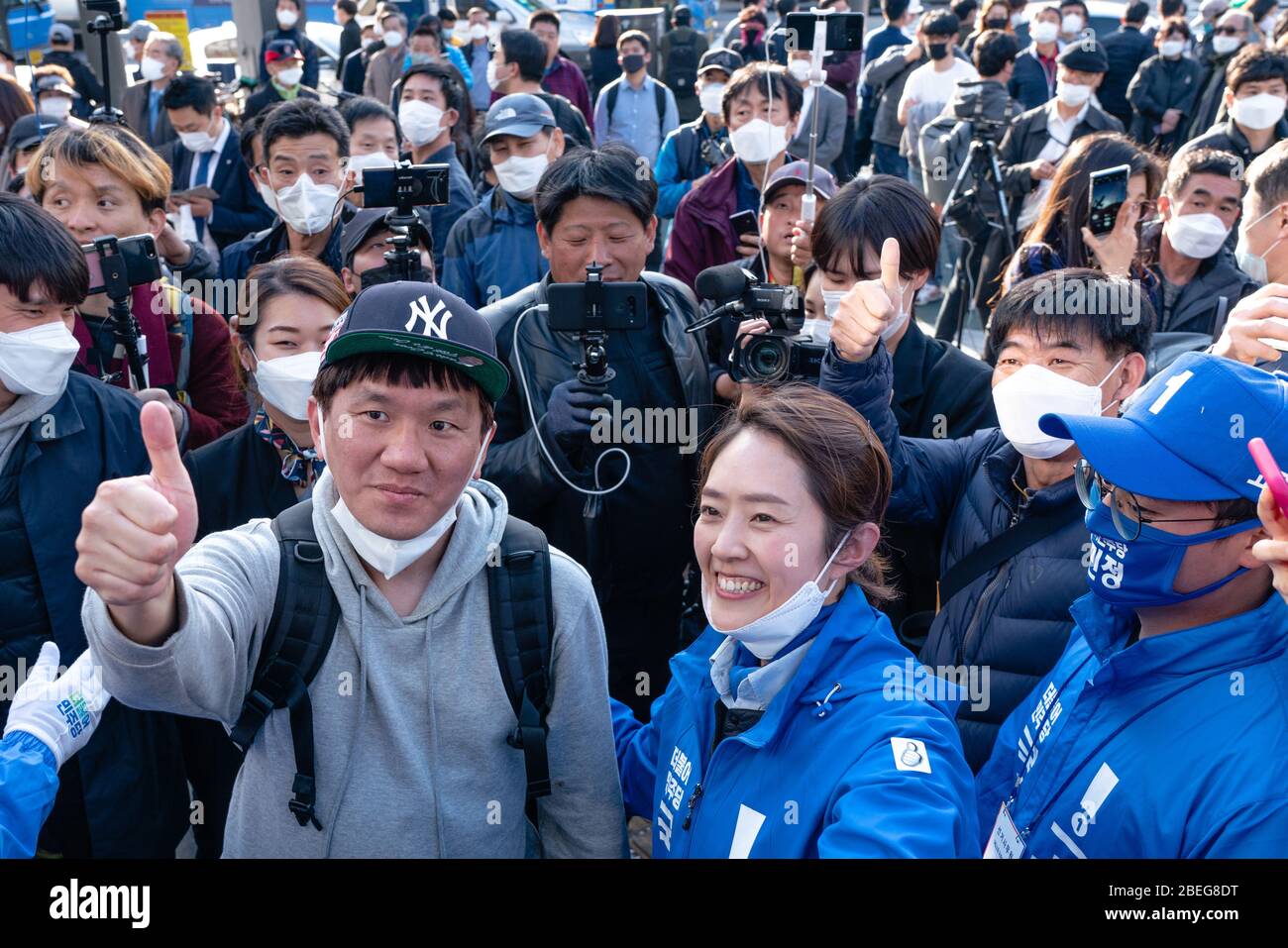 La candidatura parlamentare sudcoreana Ko min-jung del partito democratico al governo pone un selfie con il suo sostenitore dopo una campagna di strada congiunta. La Corea del Sud terrà le elezioni parlamentari il 15 aprile e sarà record come il primo paese a tenere le elezioni nazionali nel mezzo della pandemia di coronavirus, I candidati proseguiranno le campagne fino al giorno delle elezioni. Foto Stock