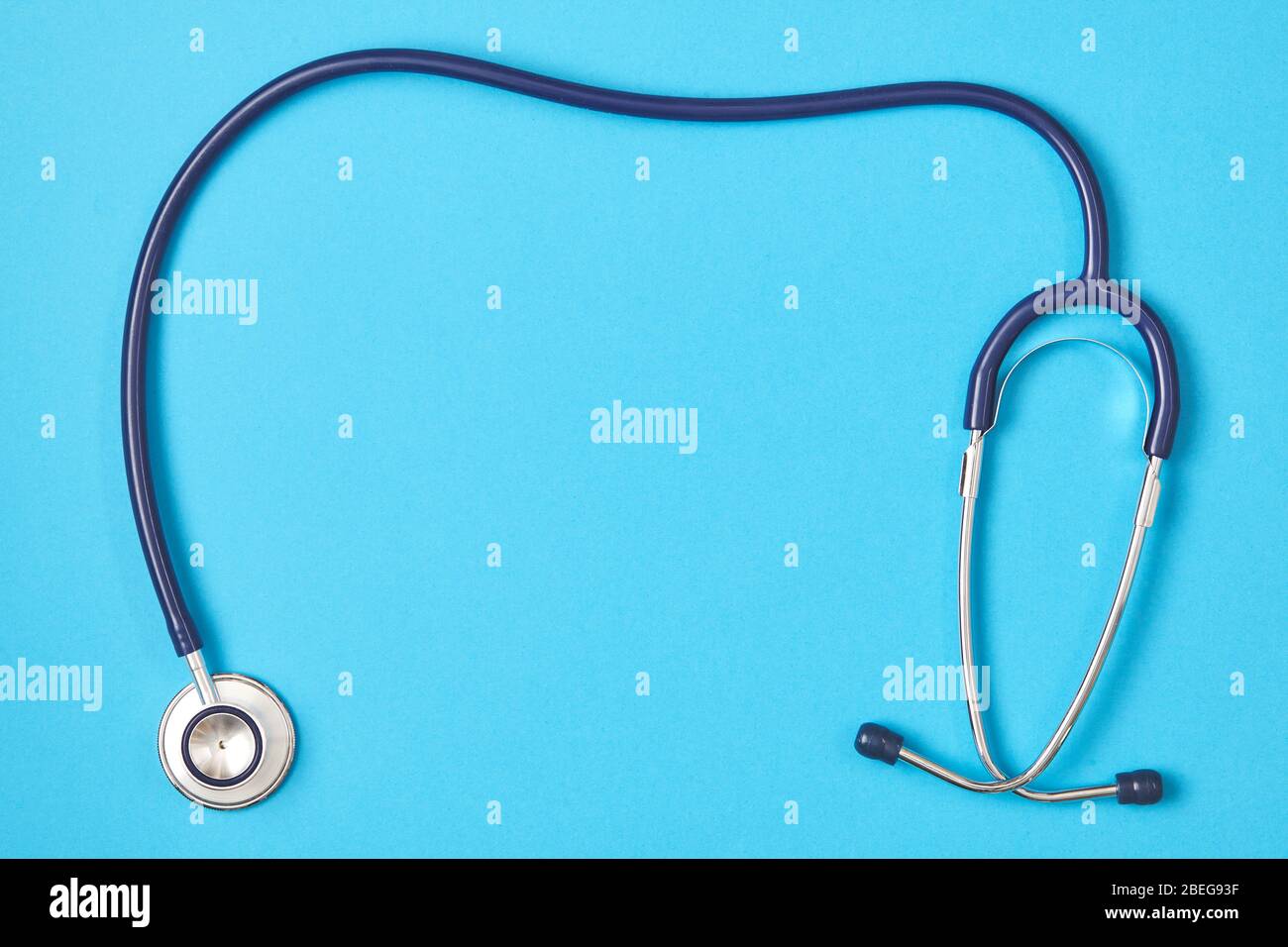 Stetoscopio su sfondo blu. Background medico. Attrezzature per medici.  Spazio di copia Foto stock - Alamy