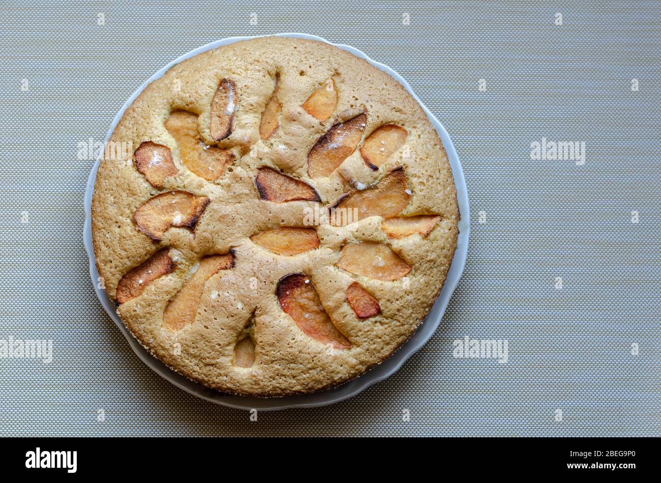 Torta di mele cotogne dolci fatta in casa. Una tradizionale torta di tè rotonda. Cottura a fette di uovo. Vista dall'alto. Foto Stock