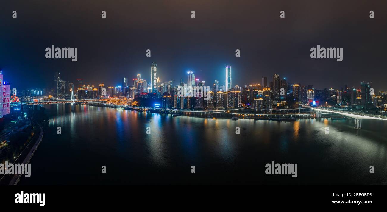 22 dicembre 2019 - Chongqing, Cina: Vista panoramica aerea notte della caverna di Hong Ya Dong dal fiume Jialing Foto Stock