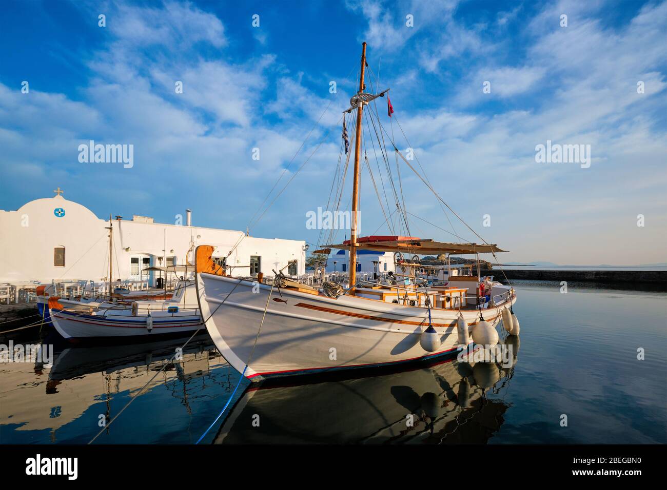 Barche da pesca nel porto di Naousa. Paros lsland, Grecia Foto Stock