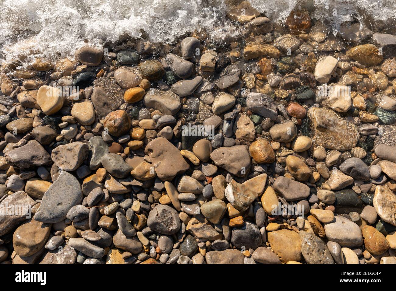 Onde su una costa rocciosa Foto Stock