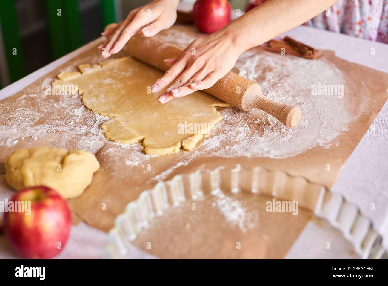 Pasta per impastare la torta di mele sul tavolo da cucina. Stile rustico Foto Stock