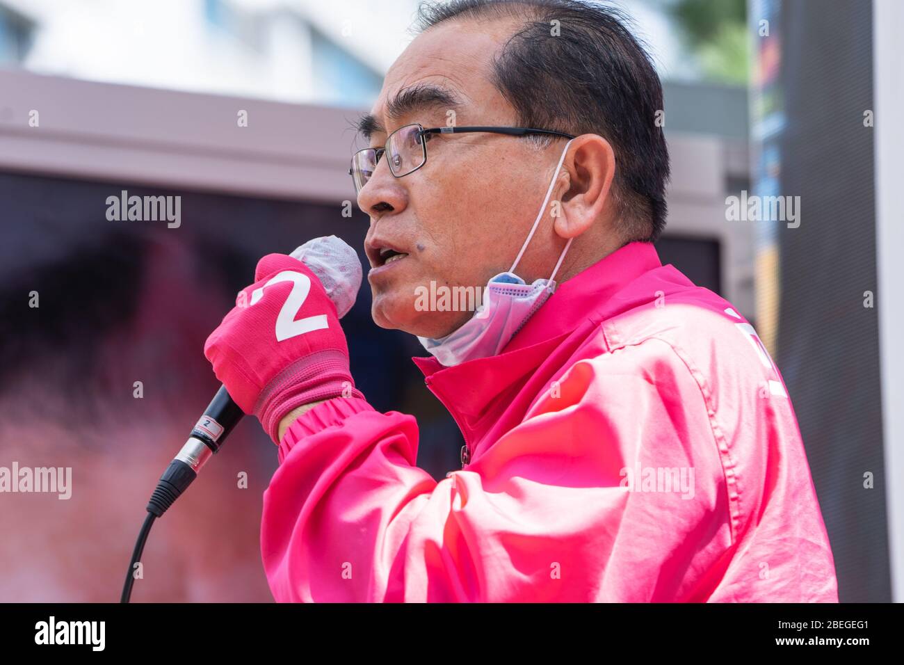 Un candidato parlamentare Thae Yong-ho del principale partito del futuro Unito dell’opposizione parla ai suoi sostenitori durante una campagna di strada.Thae Yong-ho, un difensore servito come vice ambasciatore della Corea del Nord a Londra, si candiderà alle elezioni parlamentari nazionali a Gangnam, una delle circoscrizioni più ricche della Corea del Sud. Foto Stock