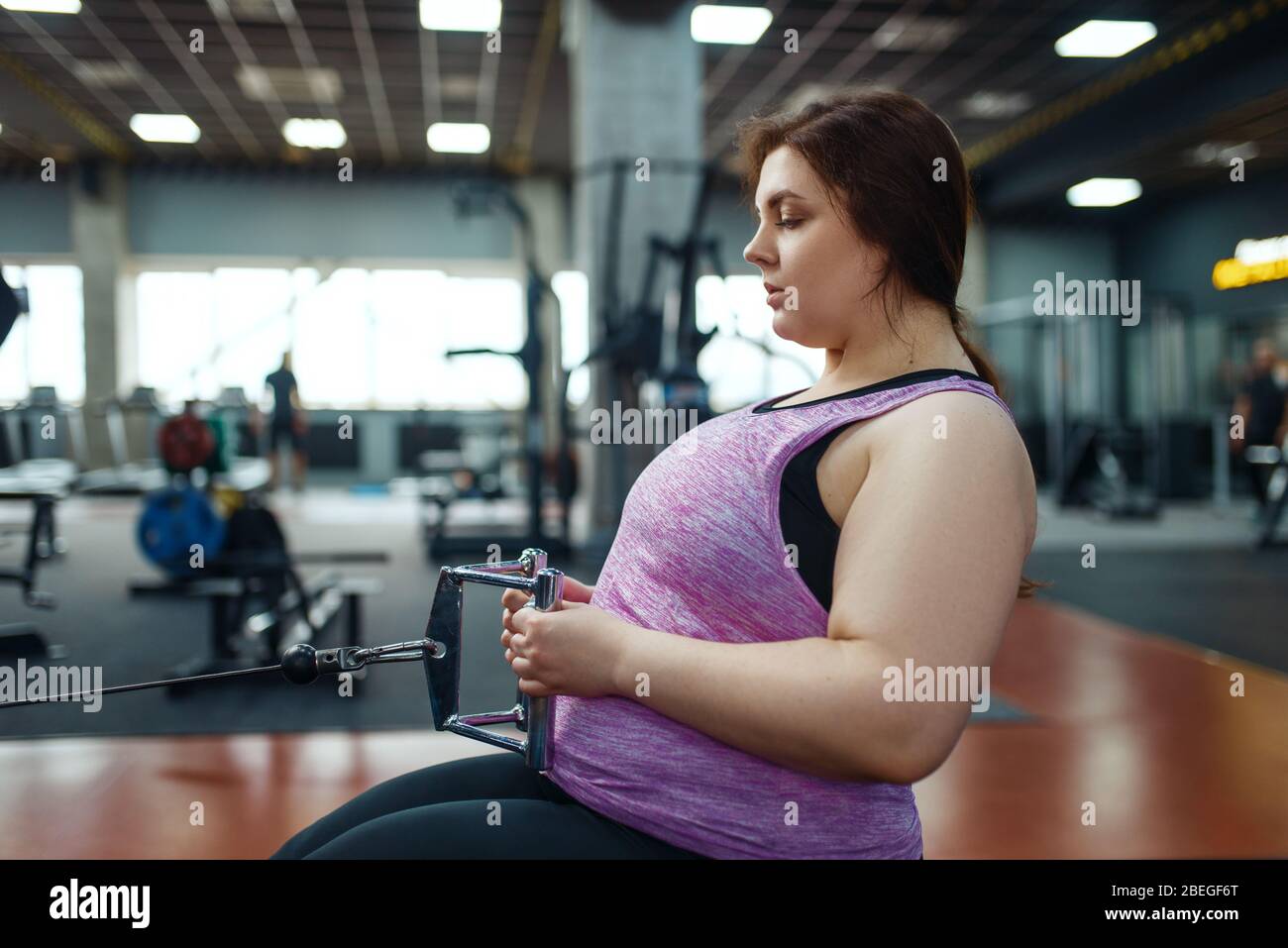 Donna in sovrappeso nel club sportivo Foto Stock