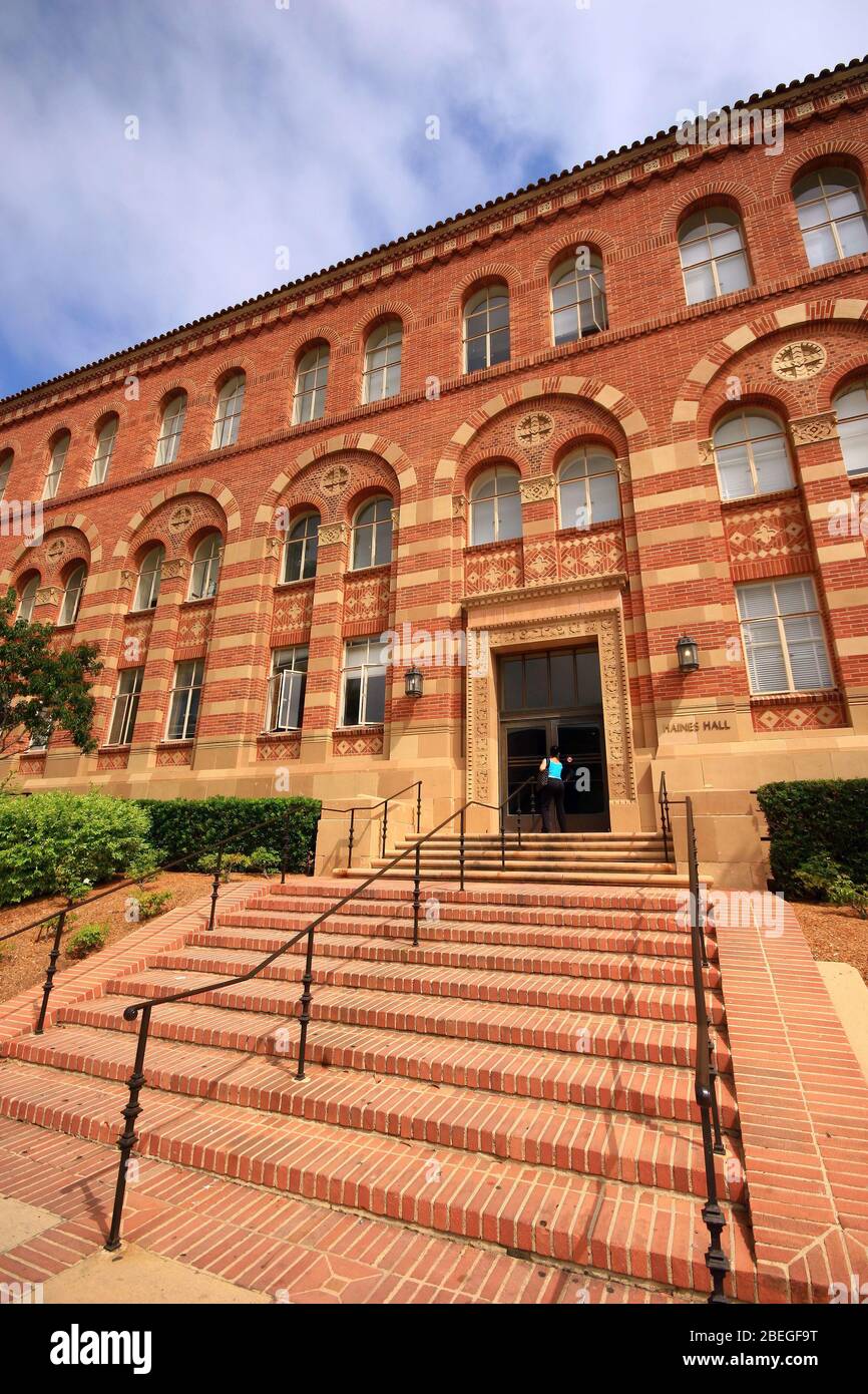 Vista esterna della Haines Hall, UCLA a Los Angeles, California Foto Stock
