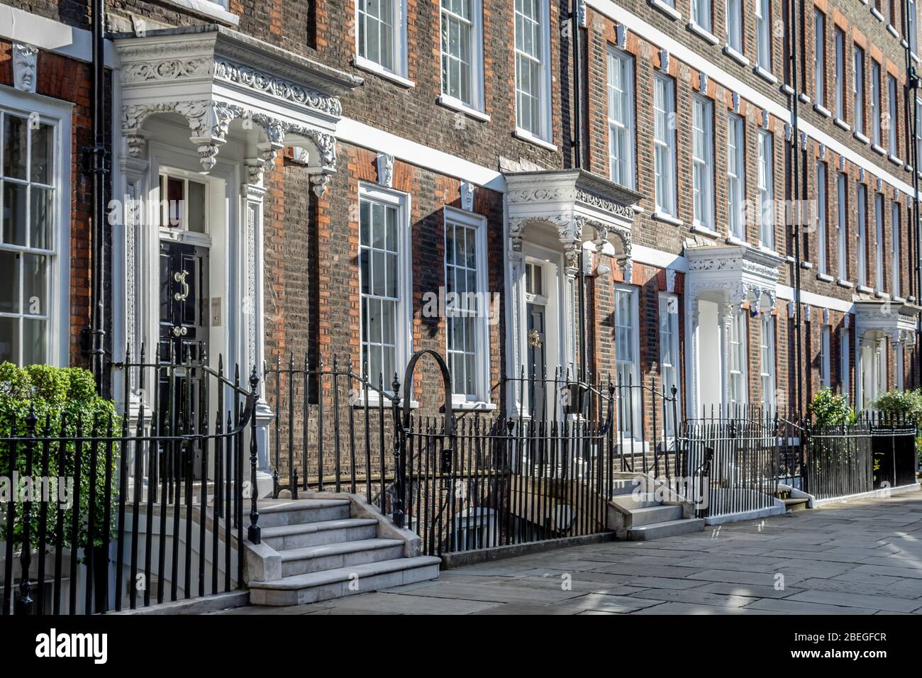 Portici ornati, Queens Anne Gate, Westminster, Londra, Inghilterra, Regno Unito Foto Stock