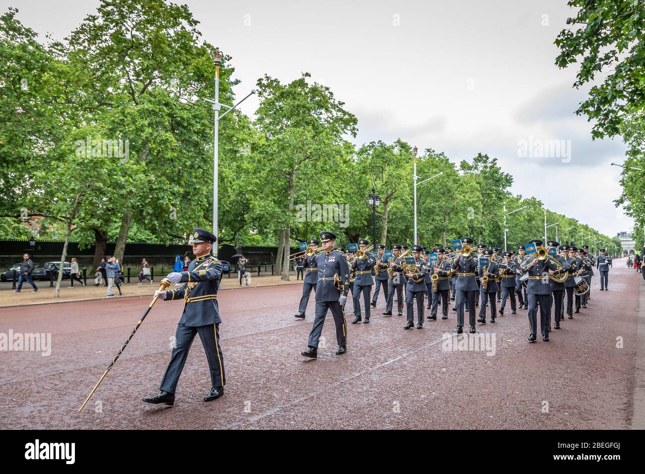La Central Band della Royal Air Force si avvicina al Mall verso Buckingham Palace per la cerimonia del Cambio della Guardia, il Mall, Londra, Regno Unito Foto Stock