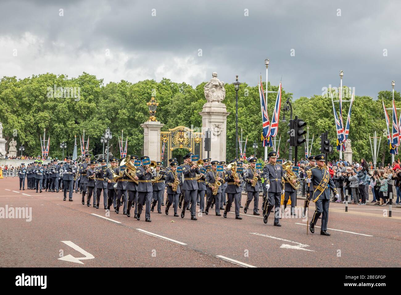 La banda centrale della Royal Air Force si allontana da Buckingham Palace dopo la cerimonia del Cambio della Guardia, Spur Road, Londra, Regno Unito Foto Stock
