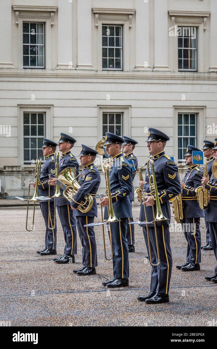 Tromboni della Central Band della Royal Air Force, Wellington Barracks, Londra, Regno Unito Foto Stock