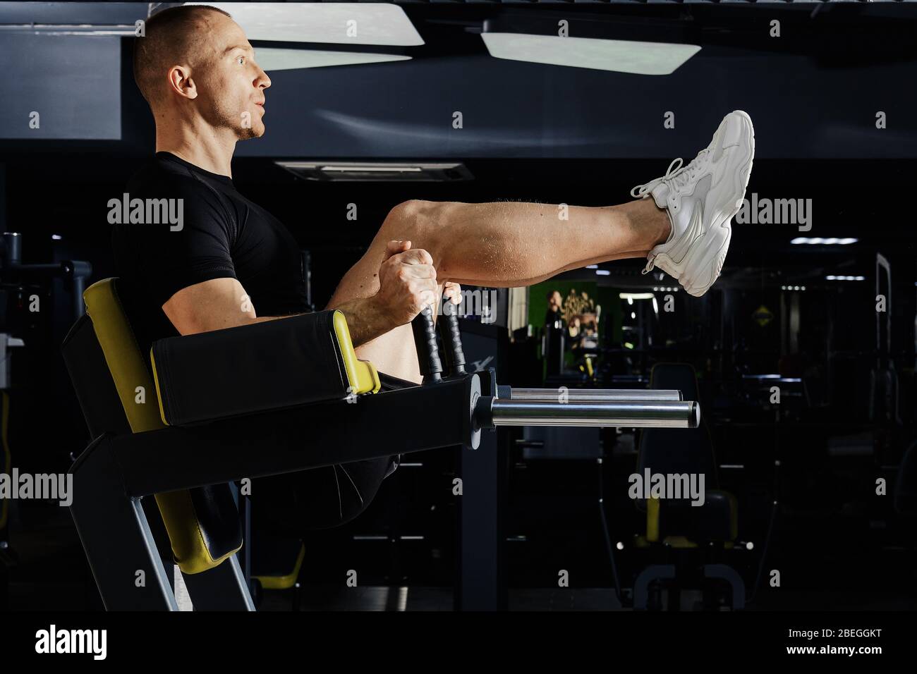 Uomo muscolare che pompa in palestra Foto Stock