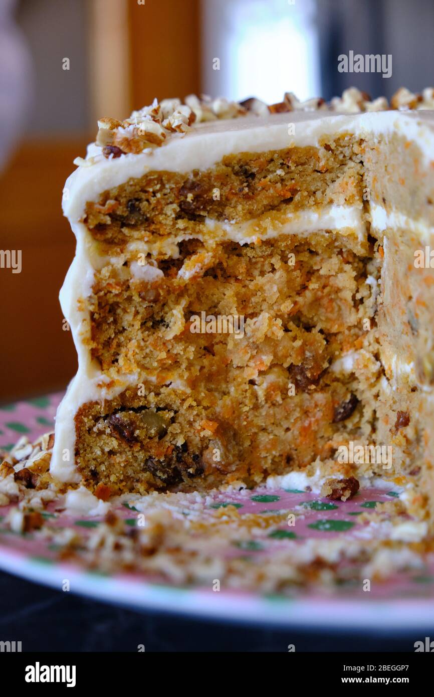 Torta di carote sane fatte in casa, glassa bianca, torta deliziosa, fetta di torta Foto Stock