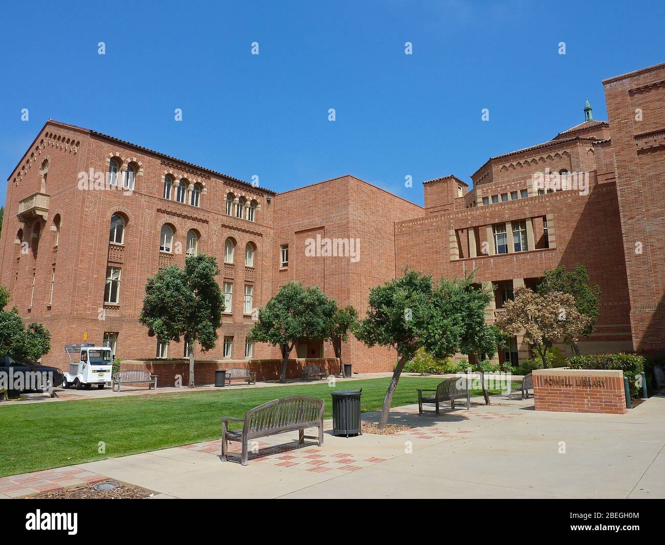 Vista esterna della Powell Library, UCLA a Los Angeles, California Foto Stock