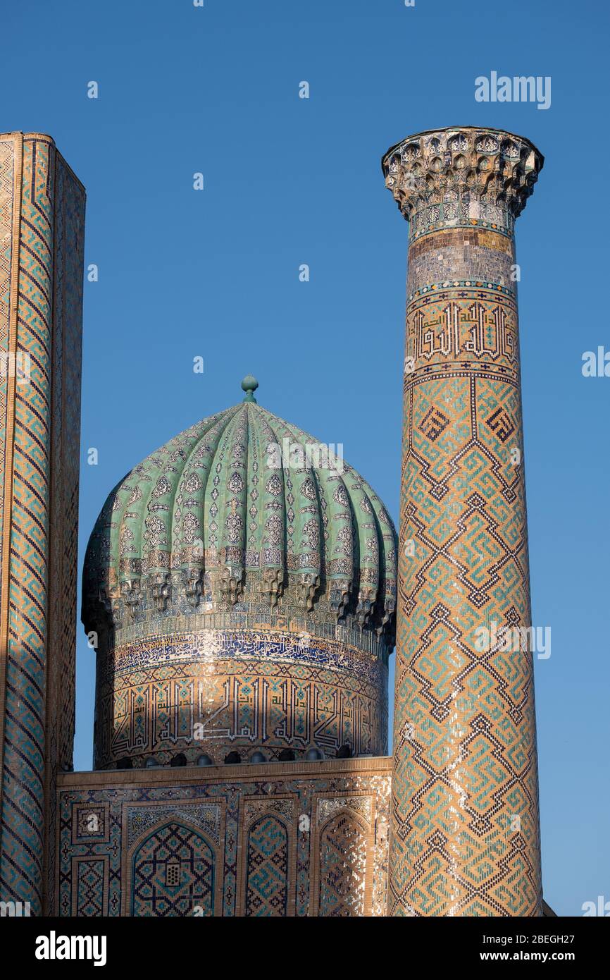 La Sher-Dor Madrasah, Registan, Samarkand, Uzbekistan Foto Stock