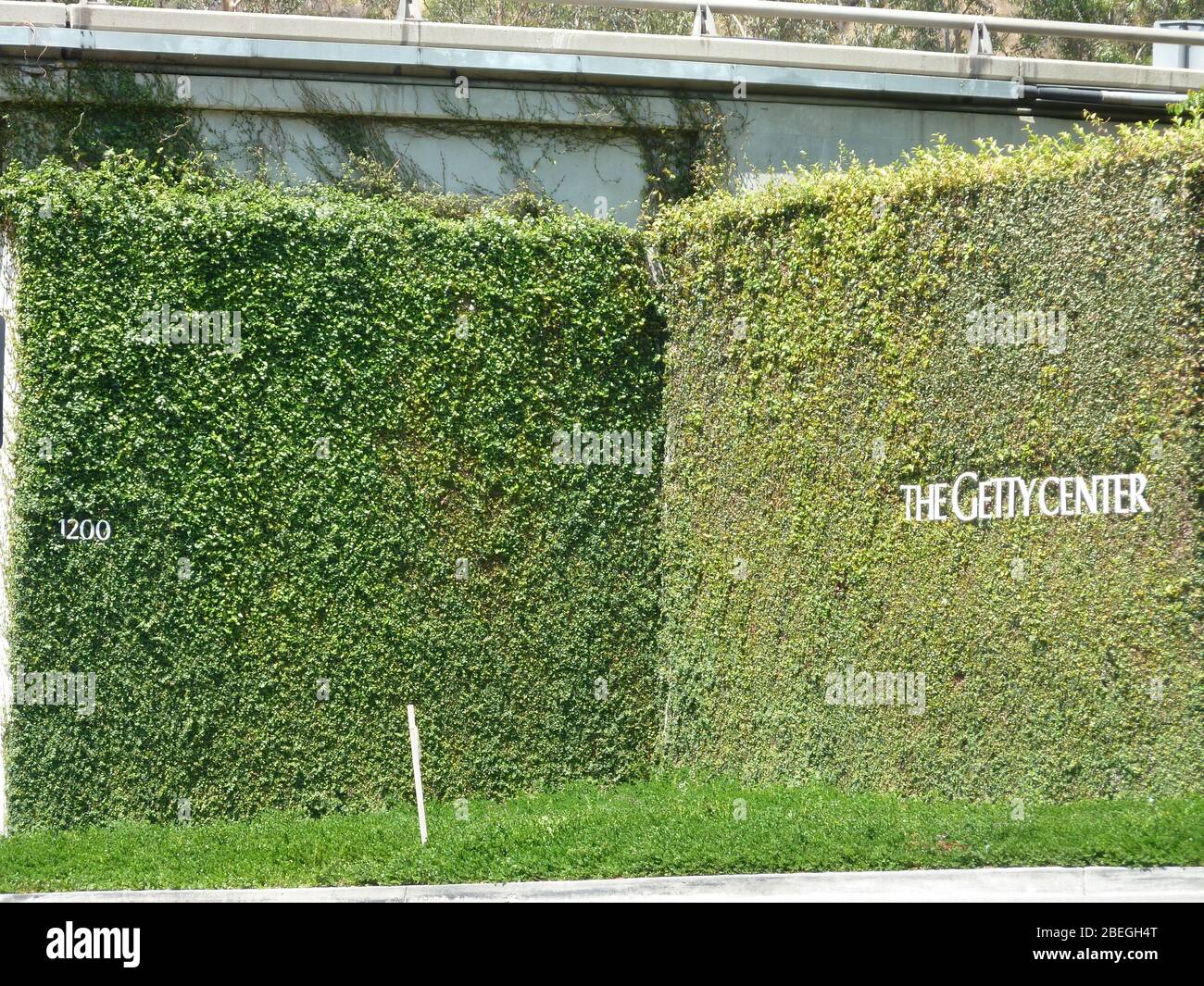 Vista soleggiata del cartello del Getty Center a Los Angeles, California Foto Stock