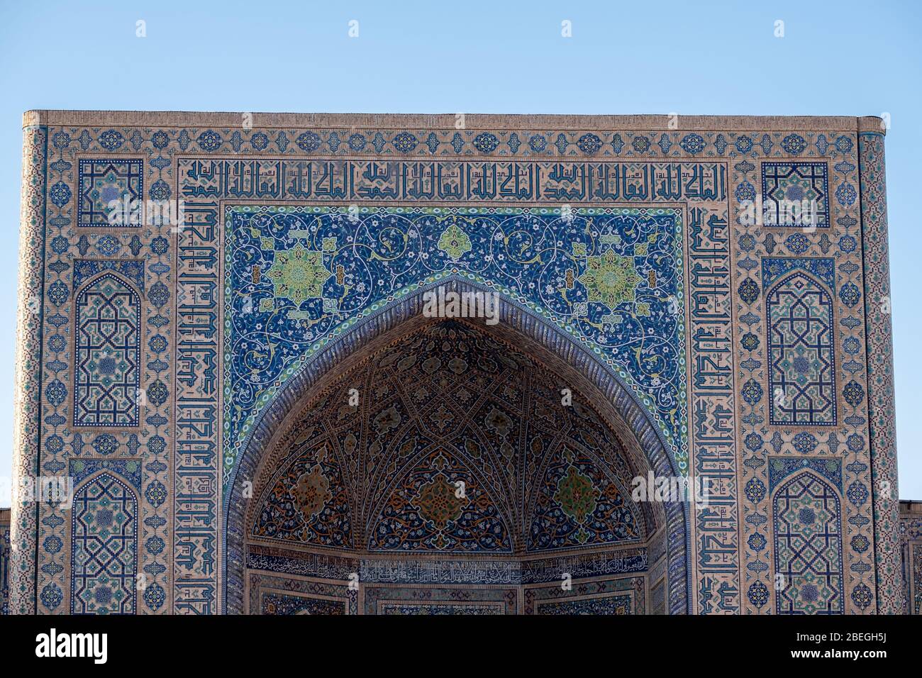 La Madrasah Tilla-Qori, Registan, Samarkand, Uzbekistan Foto Stock