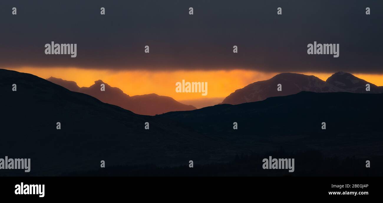 Ben Arthur 'The Cobbler' al tramonto, le Alpi Arrochar, Loch Lomond e Trossachs, Scozia, Regno Unito Foto Stock